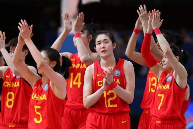 双腿吊起乳夹女仆调教